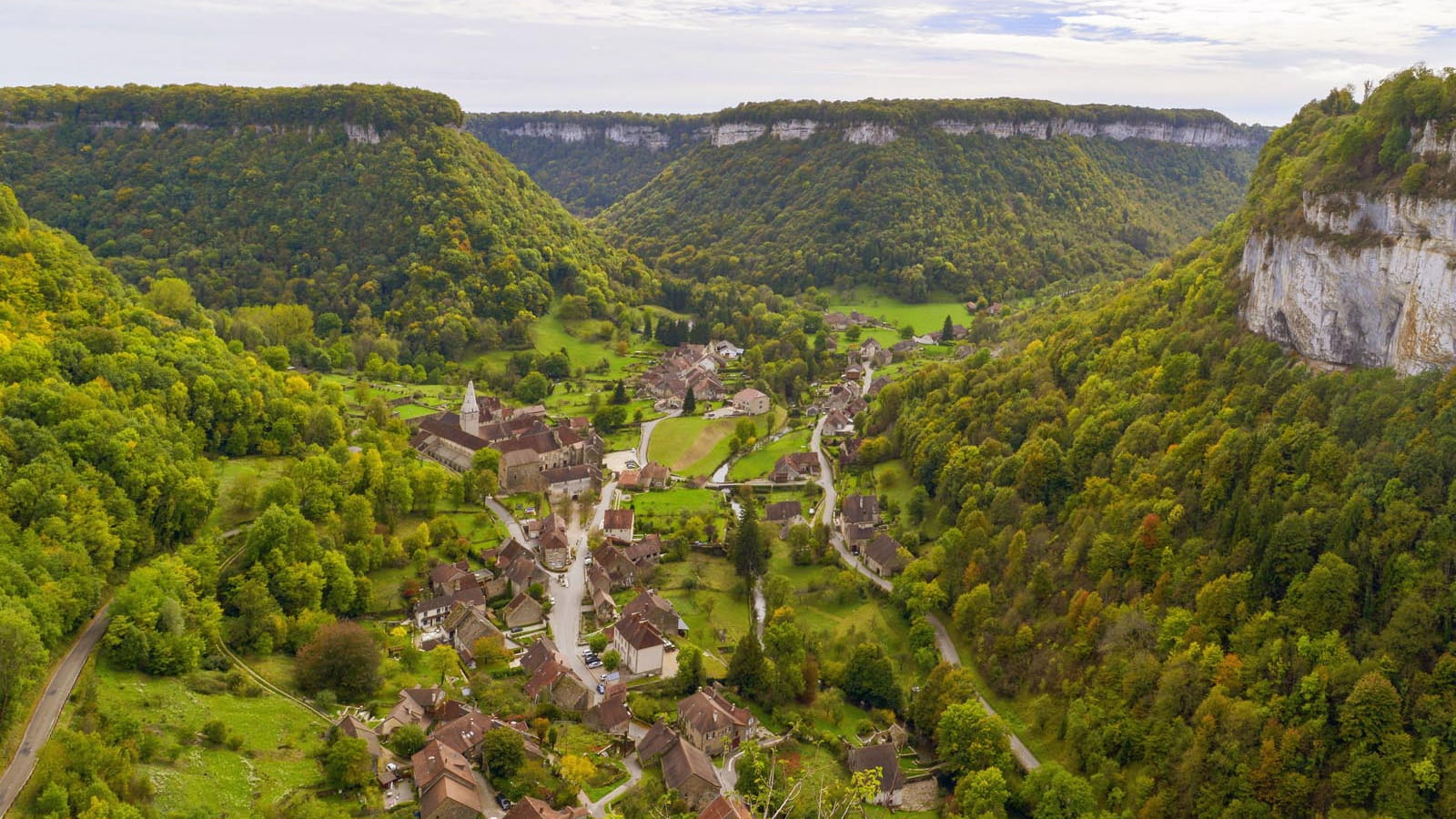 La reculée de Baume-les-Messieurs depuis le belvédère de la Roche de Baume