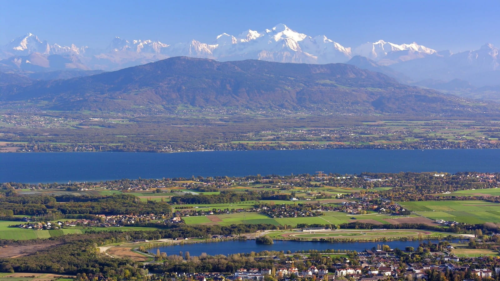 Panorama sur Divonne-les-Bains et les Alpes au loin