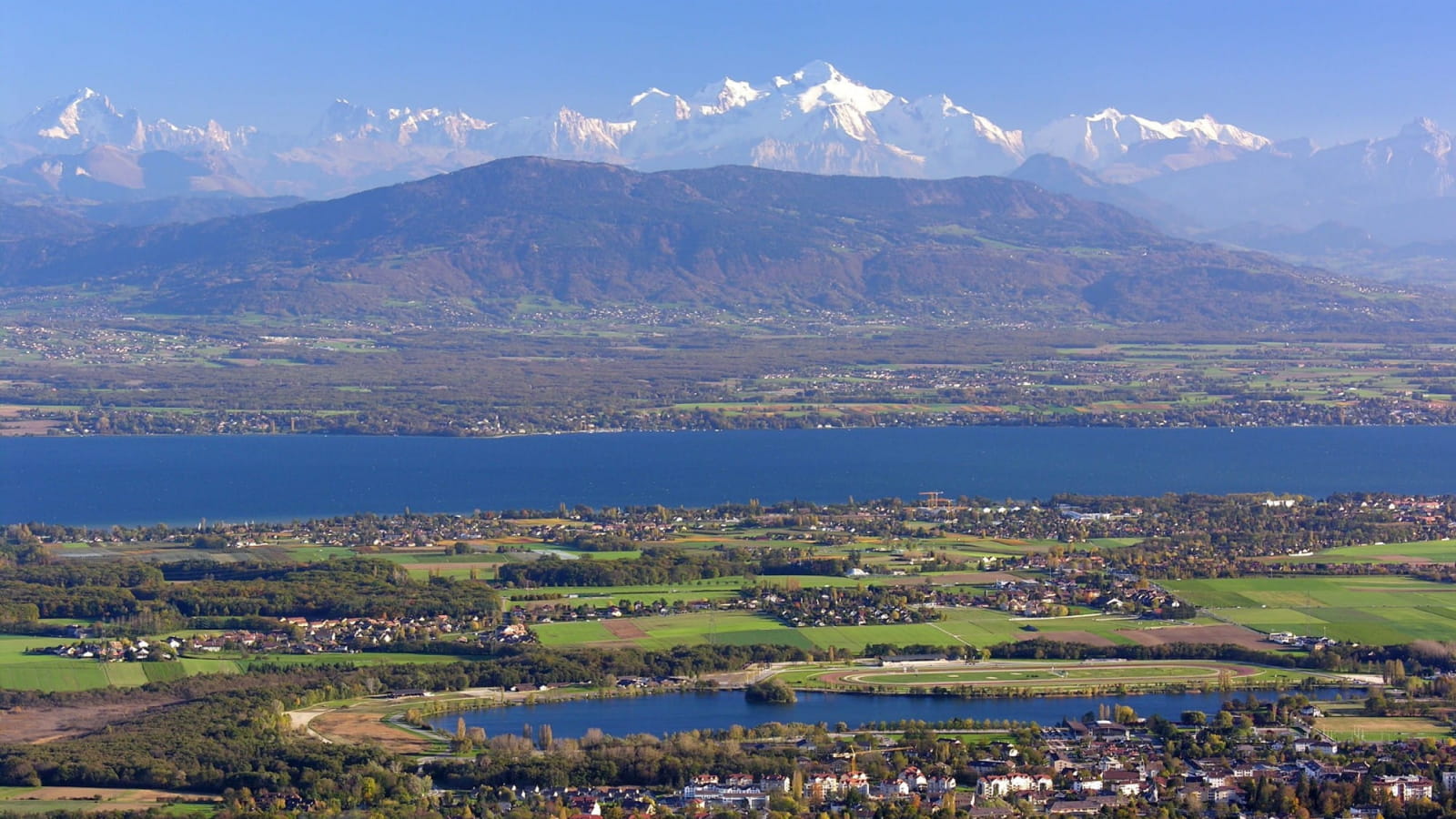 Panorama sur Divonne-les-Bains et les Alpes au loin