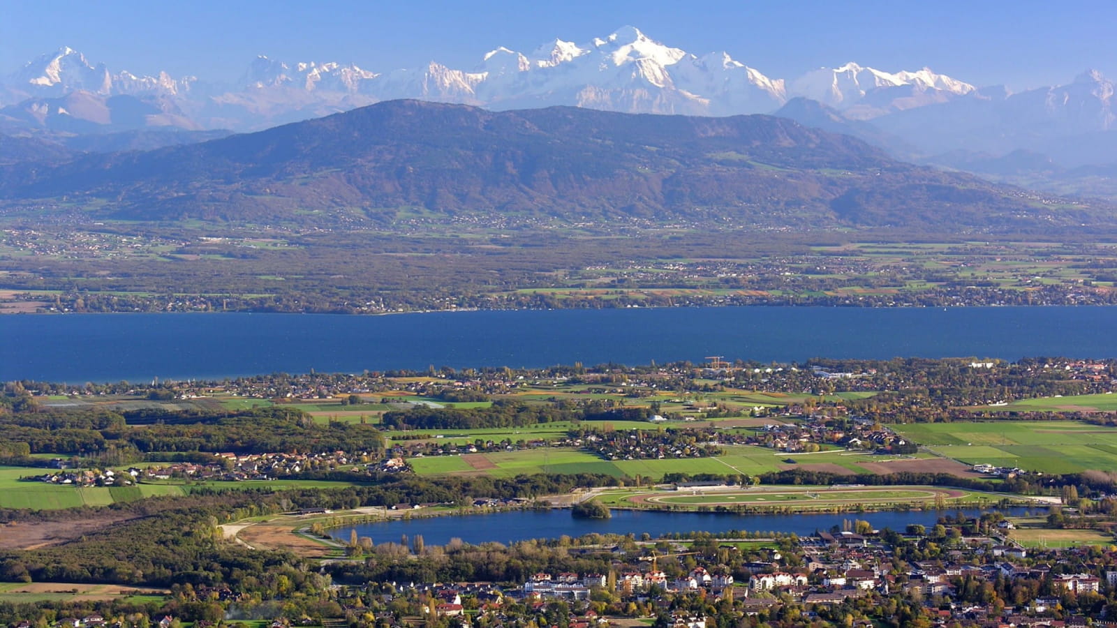 Panorama sur Divonne-les-Bains et les Alpes au loin