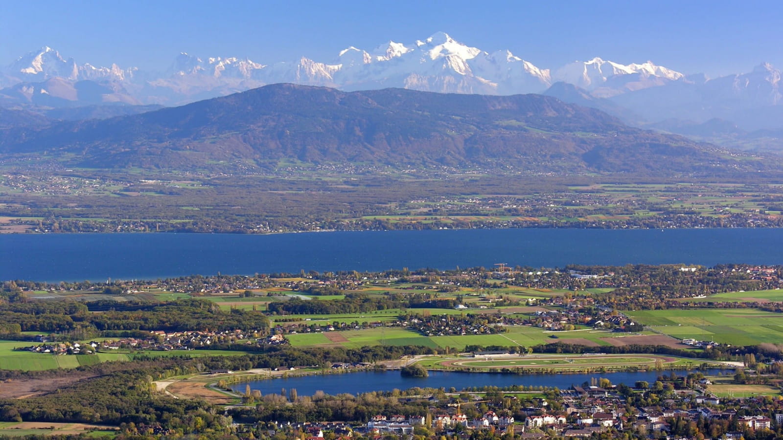 Panorama sur Divonne-les-Bains et les Alpes au loin