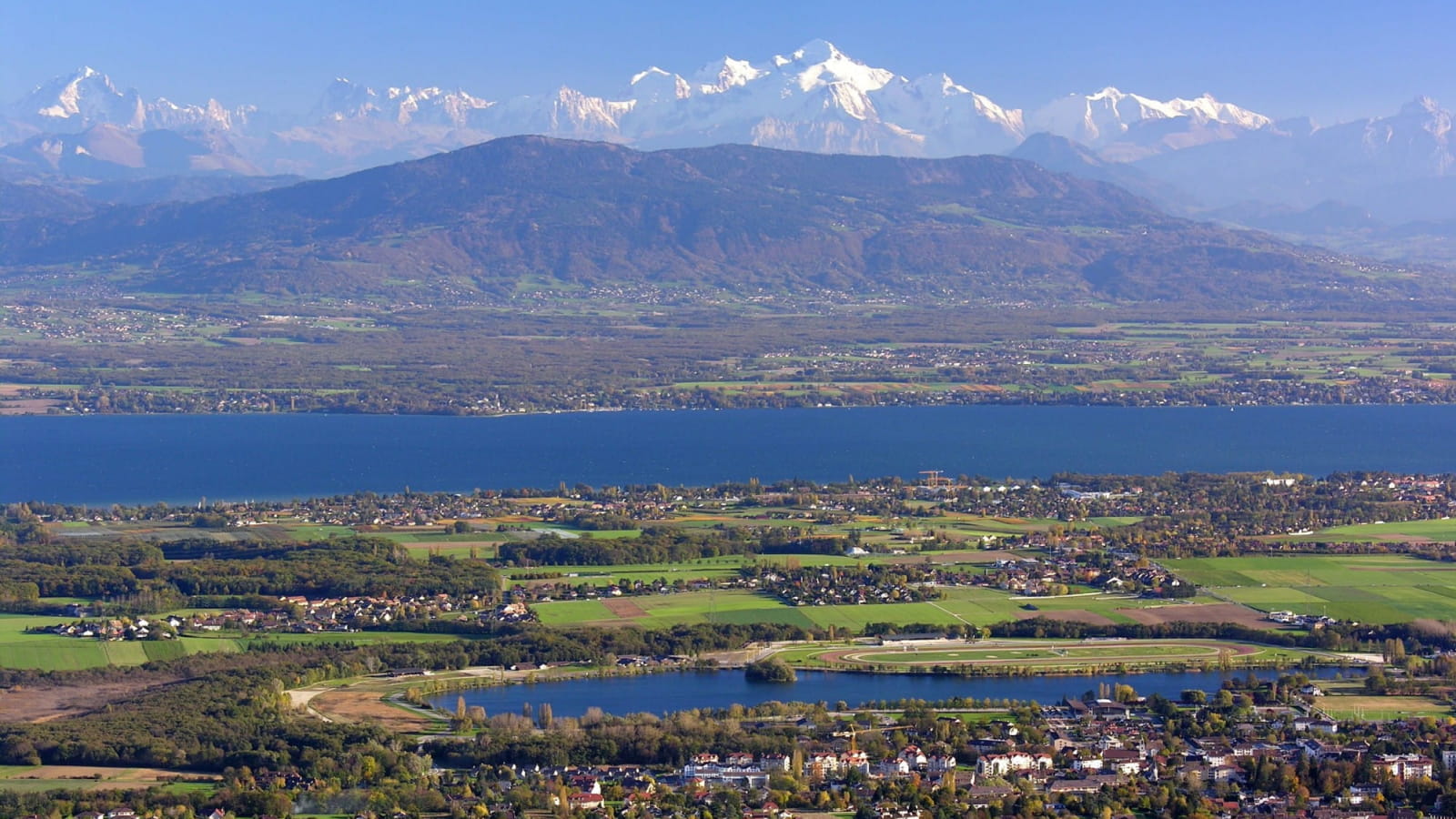 Panorama sur Divonne-les-Bains et les Alpes au loin