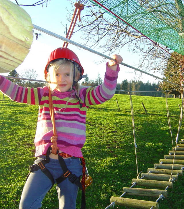 Petite fille sur l'accrobranche de Métabief
