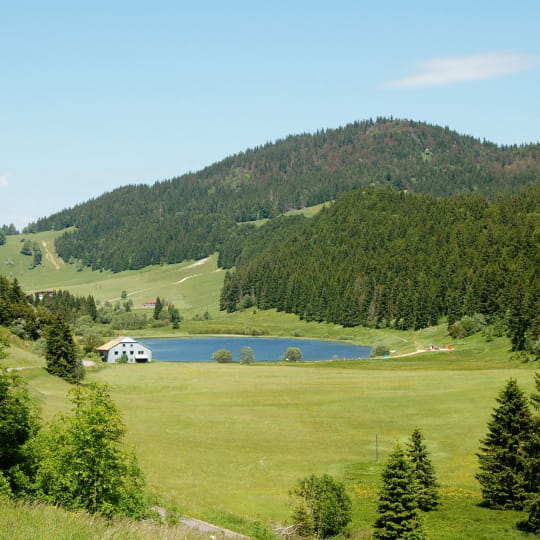 Lac de Lamoura dans le Jura