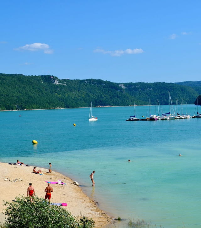 Baignade en famille l'été au lac de Vouglans