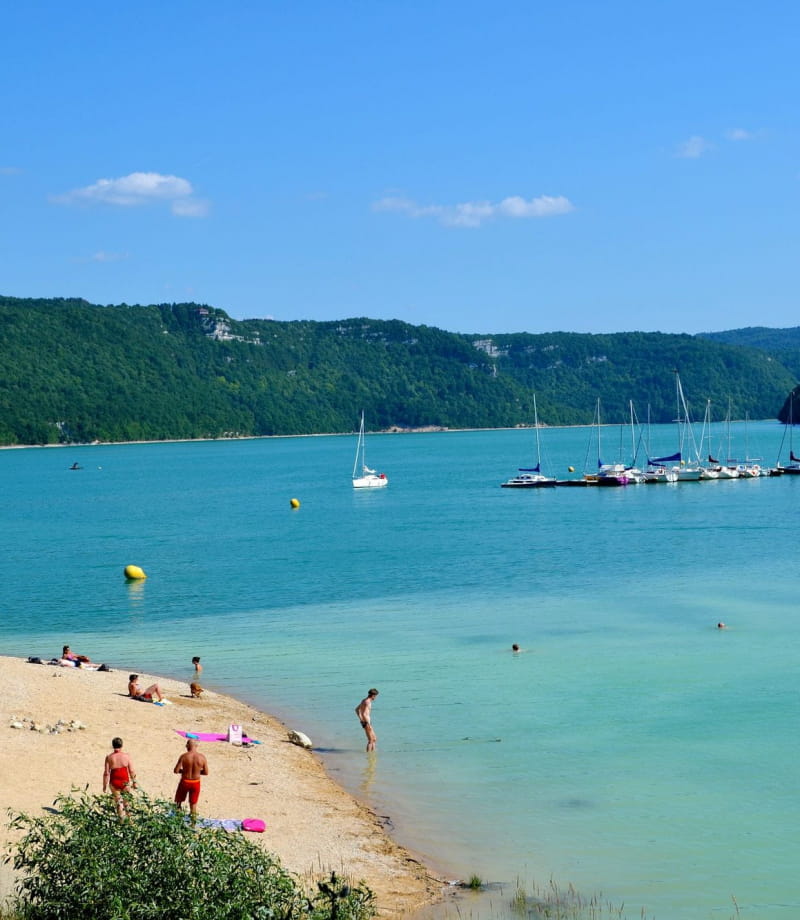 Baignade en famille l'été au lac de Vouglans