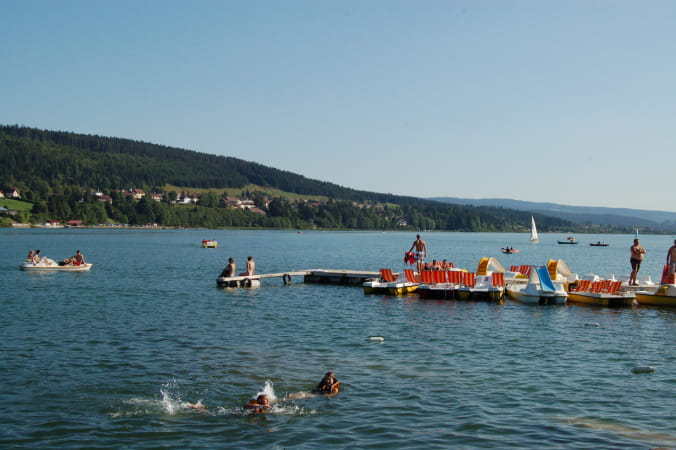 Baignade au lac Saint-Point dans les montagnes du Jura
