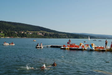 Baignade au lac Saint-Point dans les montagnes du Jura