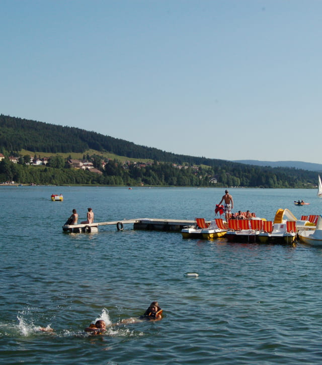 Baignade au lac Saint-Point dans les montagnes du Jura