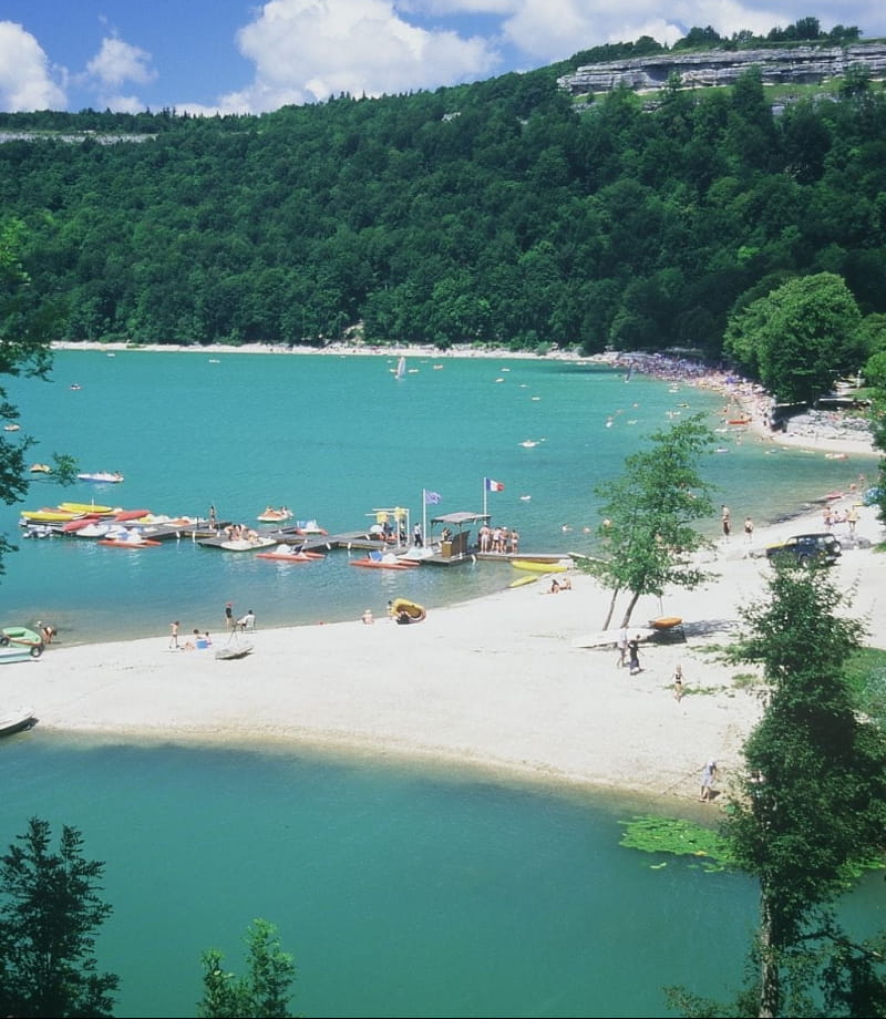 Baignade en famille à la plage de Doucier - lac de Chalain
