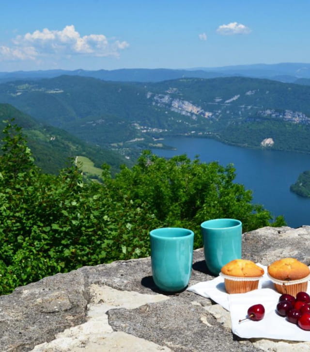 Pique-nique avec vue sur un lac du Jura