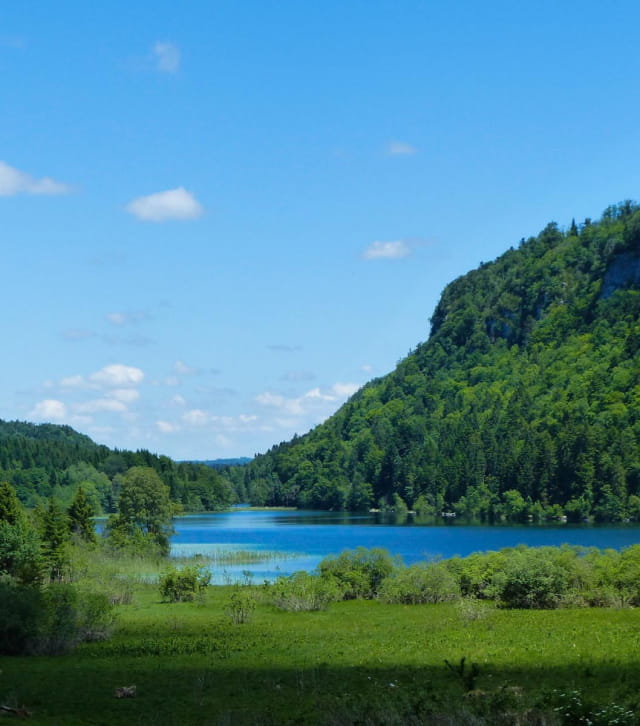 Vue sur le lac d'Ilay depuis le sentier de rando