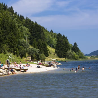 Le lac des Rousses dans le massif du Jura