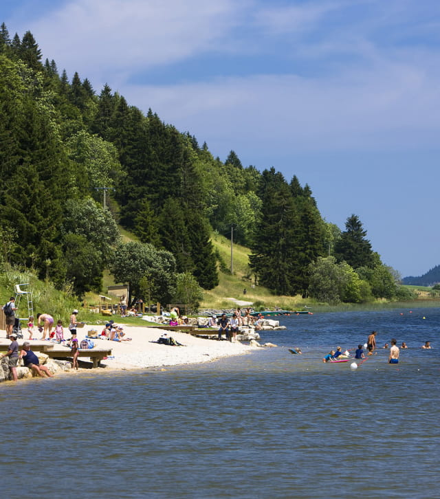 Le lac des Rousses dans le massif du Jura