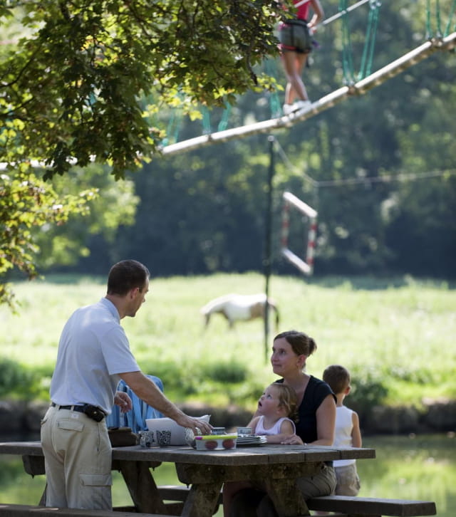 Déjeuner en famille au bord de la Loue près d'Ornans