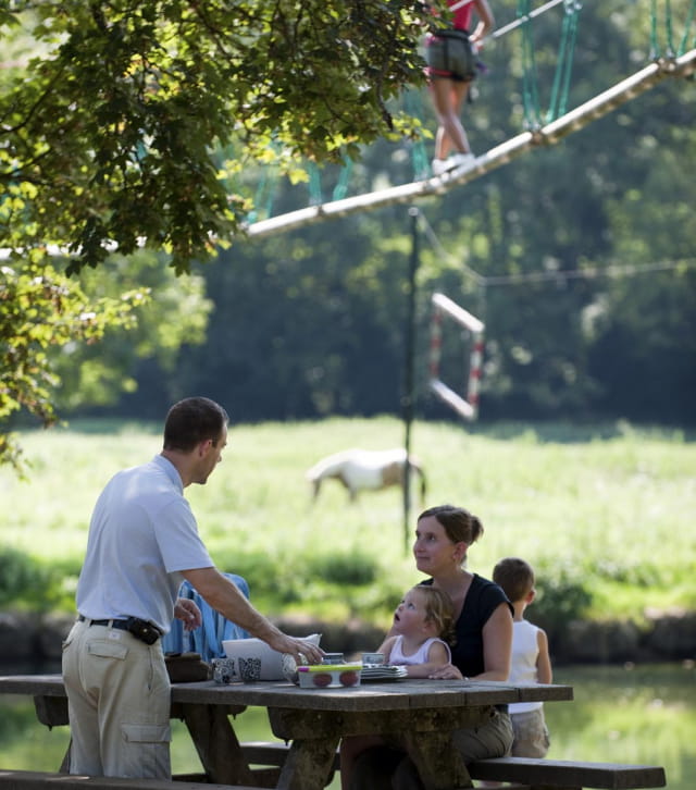 Déjeuner en famille au bord de la Loue près d'Ornans