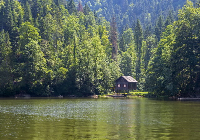 Cabane en bois au Saut du Doubs