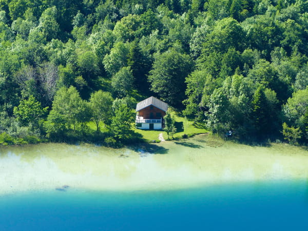 Vue sur un chalet isolé depuis le belvédères des Trois Lacs