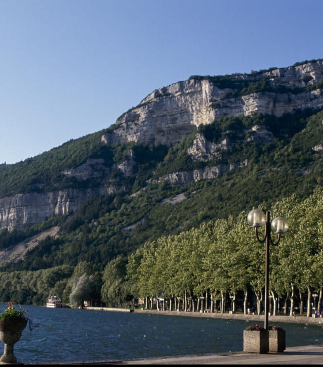 Les bords du lac de Nantua
