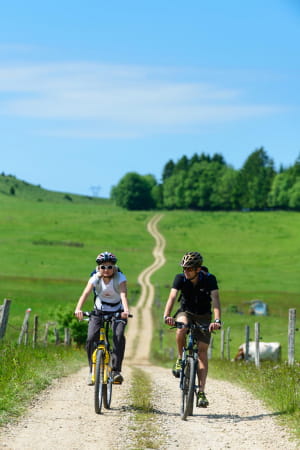 2 vététistes à VTT près des Fourgs
