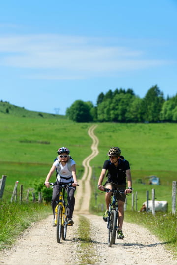 2 vététistes à VTT près des Fourgs