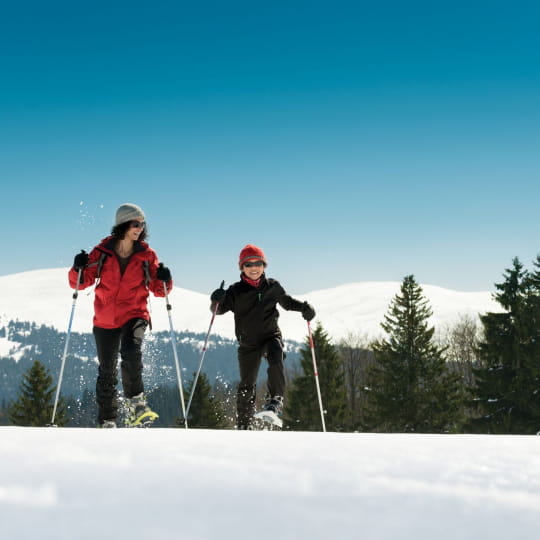 Plus de 1000 km de pistes raquettes à découvrir en famille, du Haut Doubs au Plateau de Retord