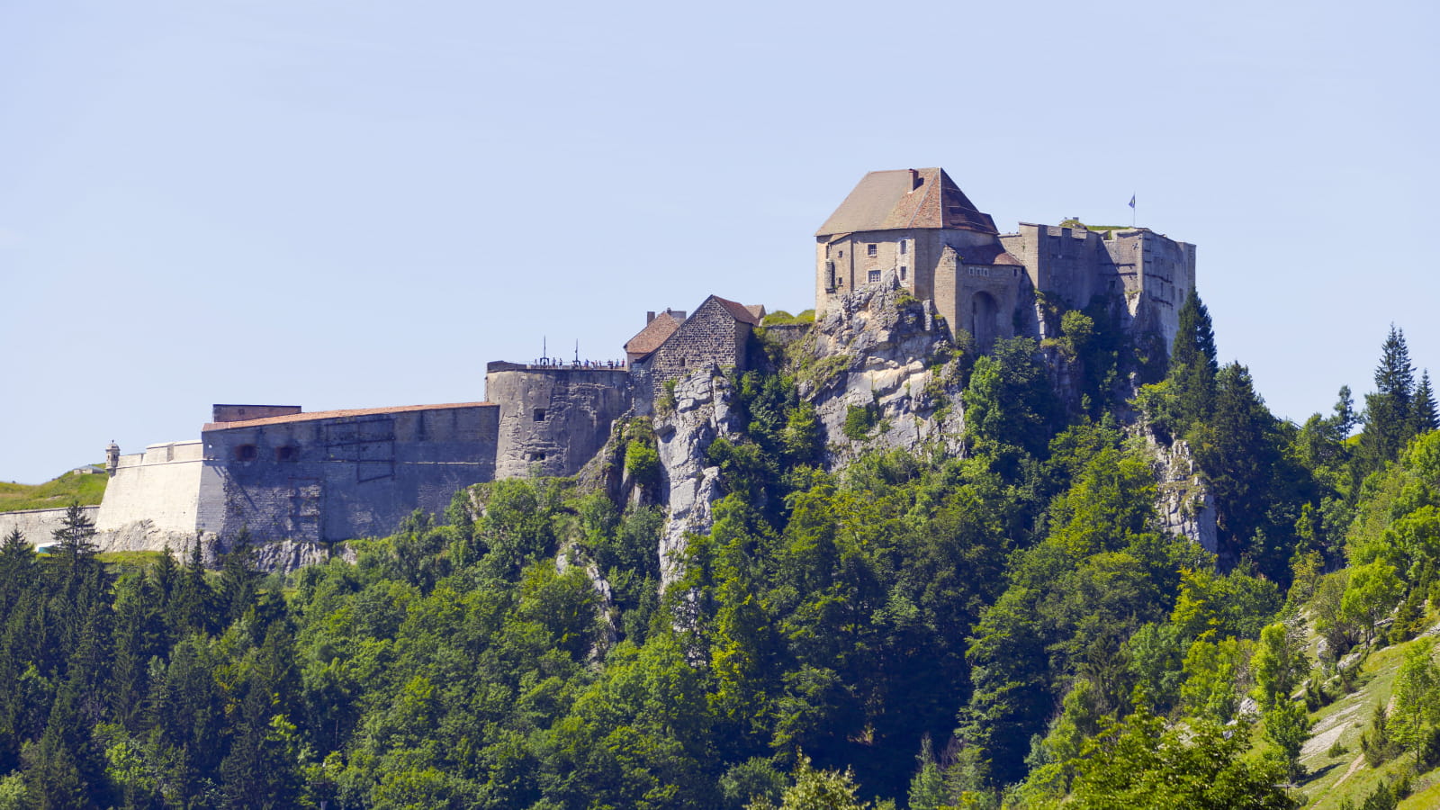 Le château de Joux surplombant la vallée