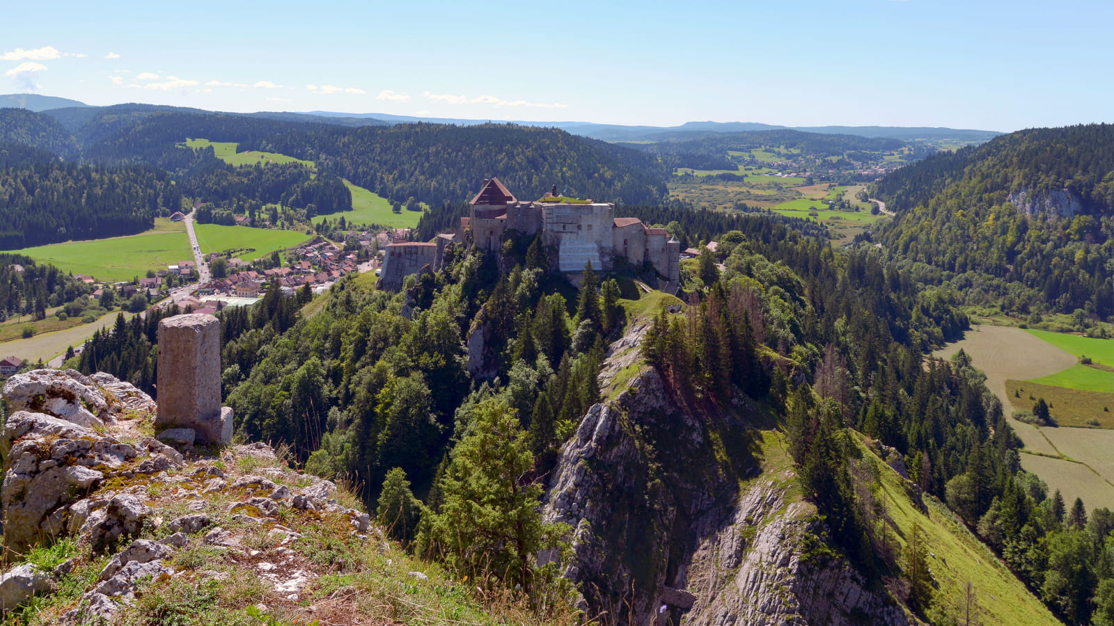 Château de Joux et panorama