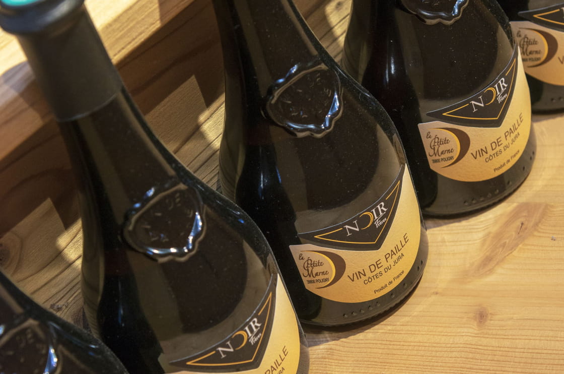 Les demi-bouteilles de vin de paille attendent l'acheteur