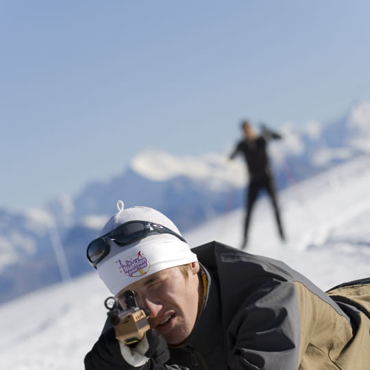 Initiation au Biathlon qui combine tir à la carabine et ski de fond