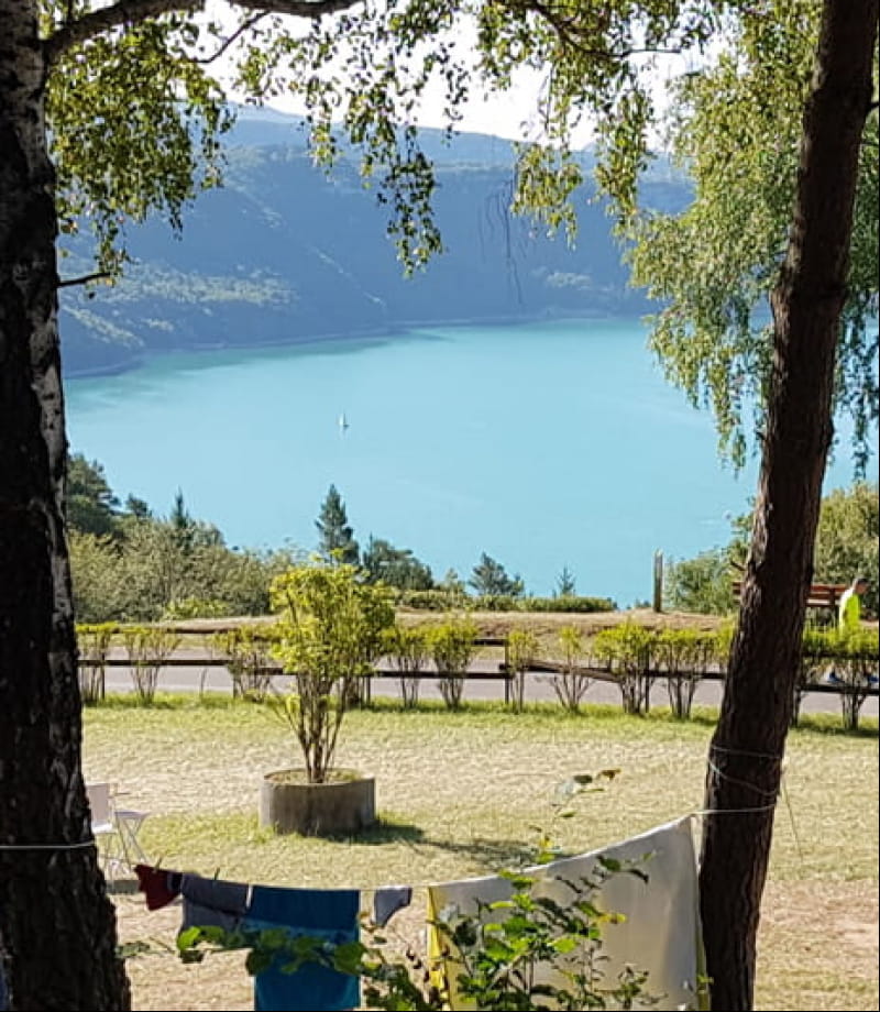 Vue sur le lac de Vouglans depuis le camping Trelachaume