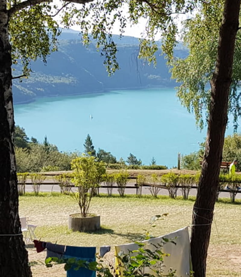 Vue sur le lac de Vouglans depuis le camping Trelachaume