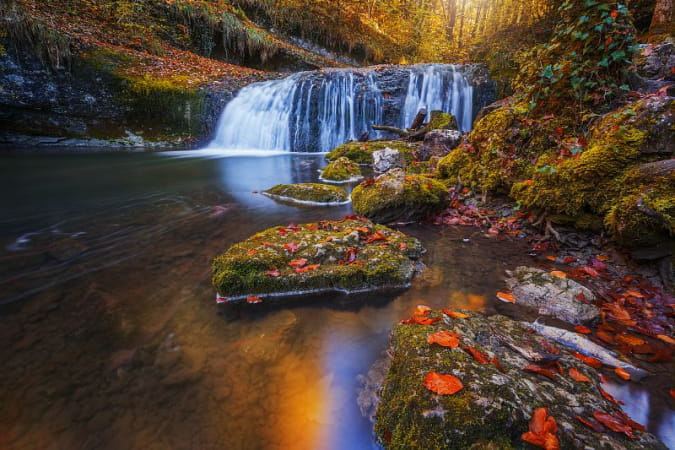 Cascade du Hérisson en automne avec un reflet arc en ciel