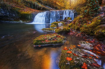 Cascade du Hérisson en automne avec un reflet arc en ciel