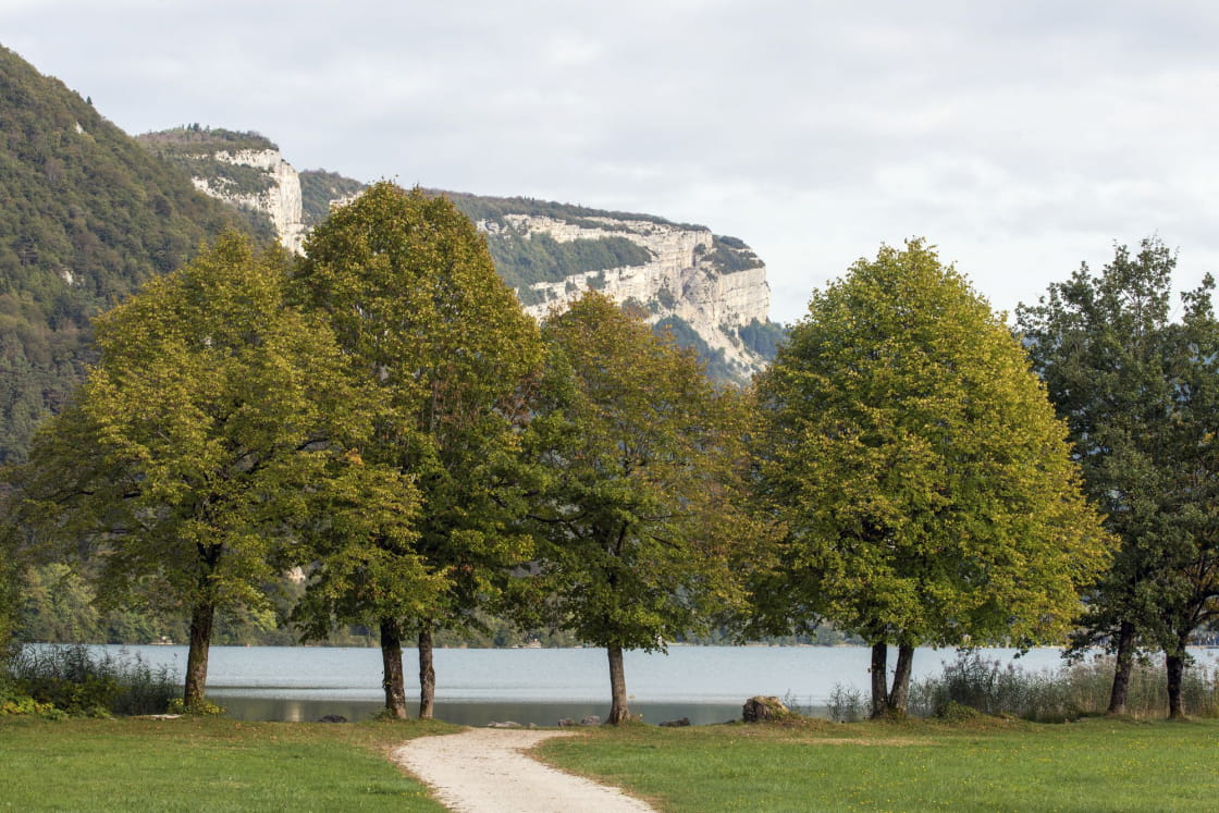 Chemin de randonnée au bord du lac de Nantua