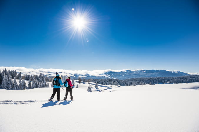 Faire sa trace en raquettes dans les paysages immaculés du Jura