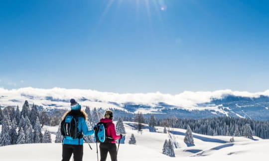 Faire sa trace en raquettes dans les paysages immaculés du Jura