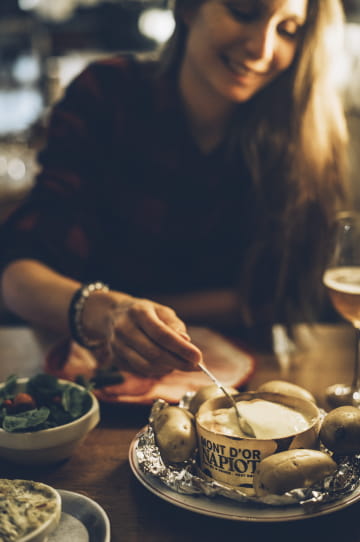 Repas typique des montagnes du Jura en hiver: le Mont d'Or chaud