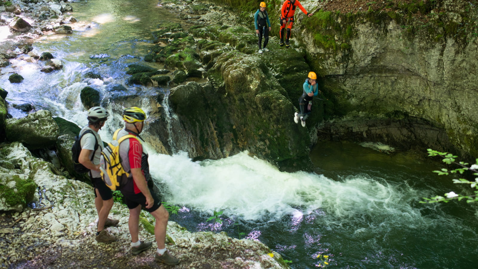 Descente en rappel lors d'une activité canyoning