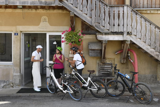 Pause à la fromagerie durant une sortir vélo