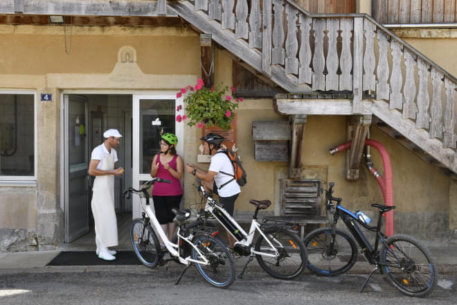 Pause à la fromagerie durant une sortir vélo