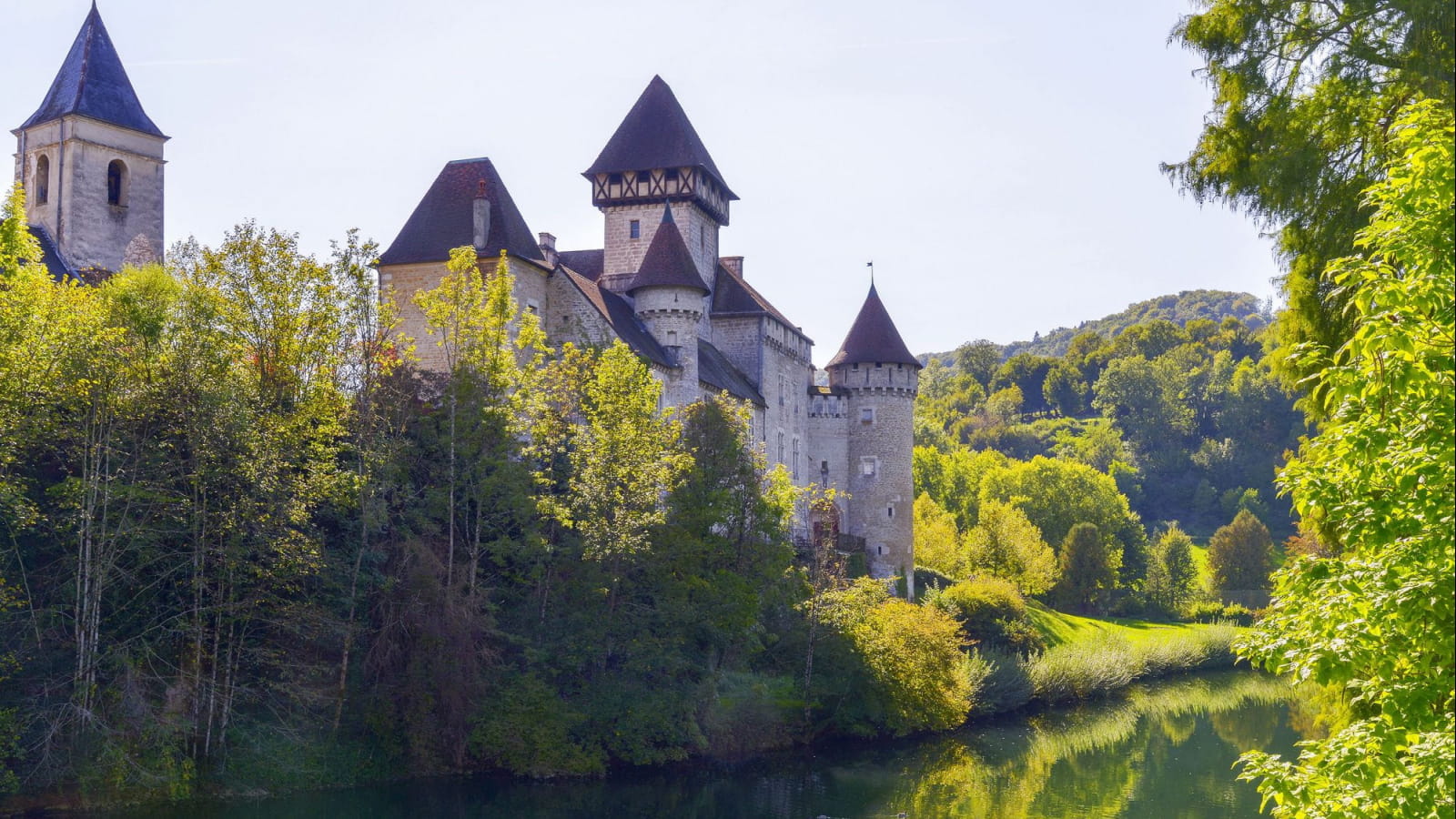 Le château médieval de Cléron au pied du Lison - été