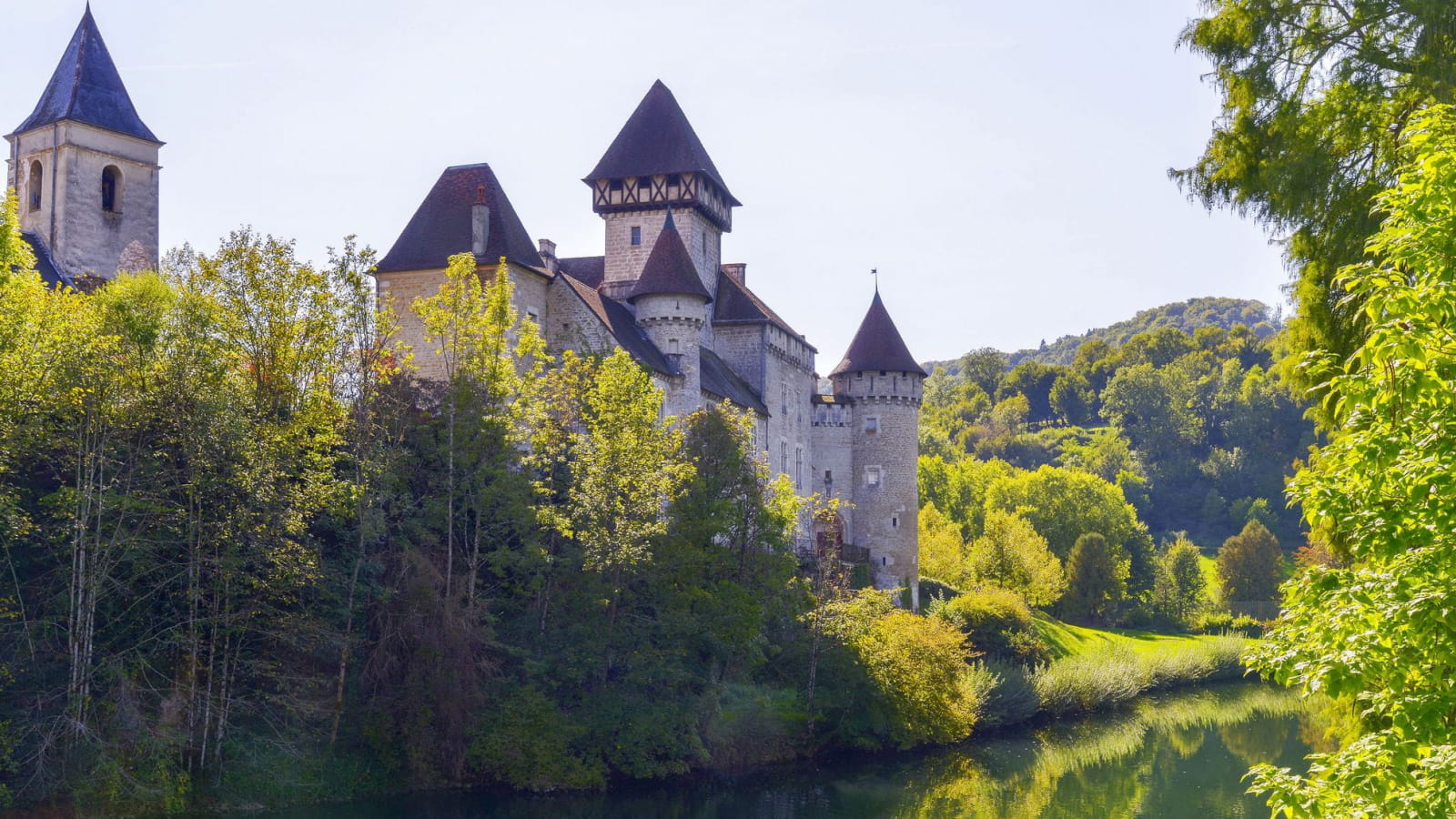 Le château médieval de Cléron au pied du Lison - été