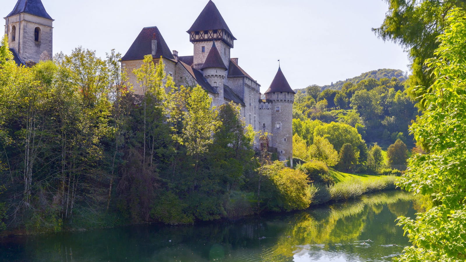 Le château médieval de Cléron au pied du Lison - été