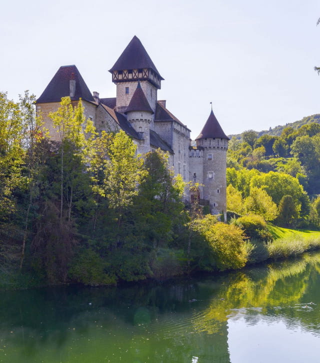 Le château médieval de Cléron au pied du Lison - été