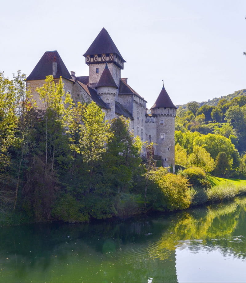 Le château médieval de Cléron au pied du Lison - été