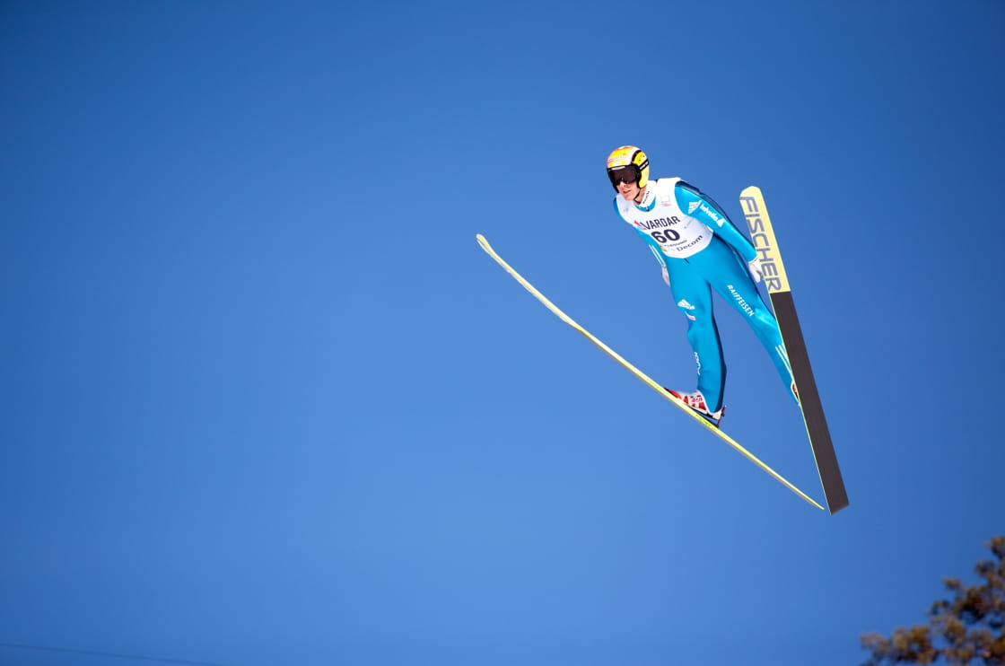 Homme volant depuis un tremplin à ski