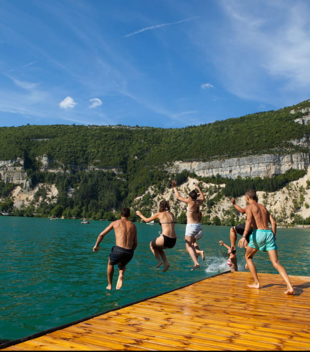 Enfant jouant dans le lac de Nantua