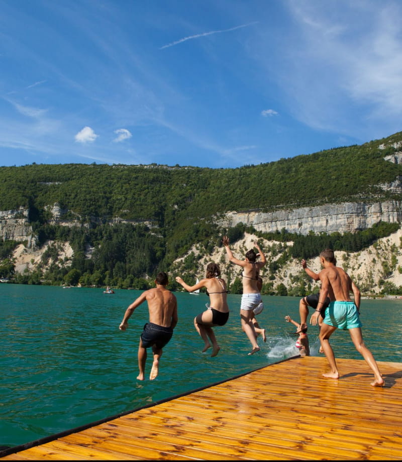 Enfant jouant dans le lac de Nantua