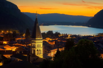 Abbatiale et lac de Nantua de nuit